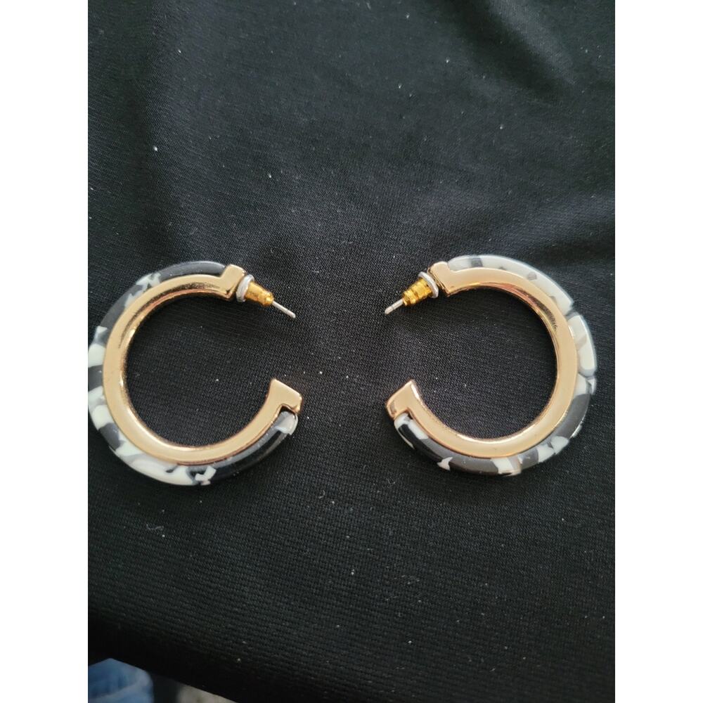 Black And white Marbled or Geometric Bracelett and Hoop Earring Set - Picture 5 of 6